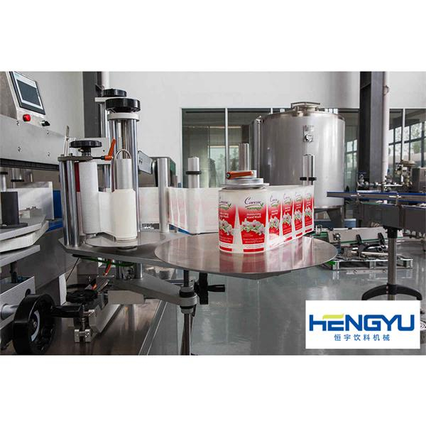 Automatic adhesive labeling machine for the plastic bottle 